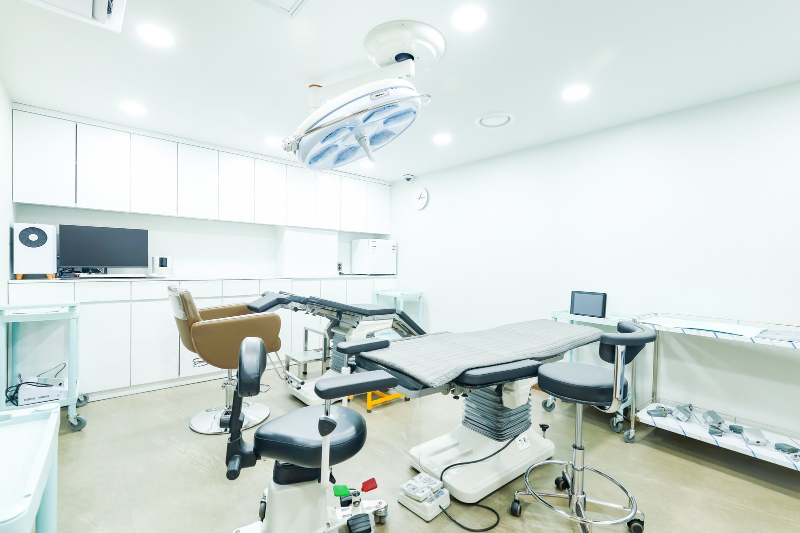 Operating room at MONARA Dermatology Clinic